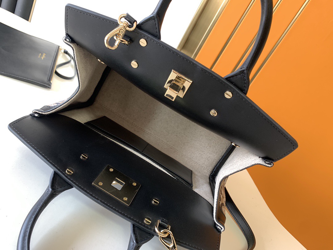 FERRAGAMO 살바토레 페라가모 FW2023 Gancini 패턴 토트백 11