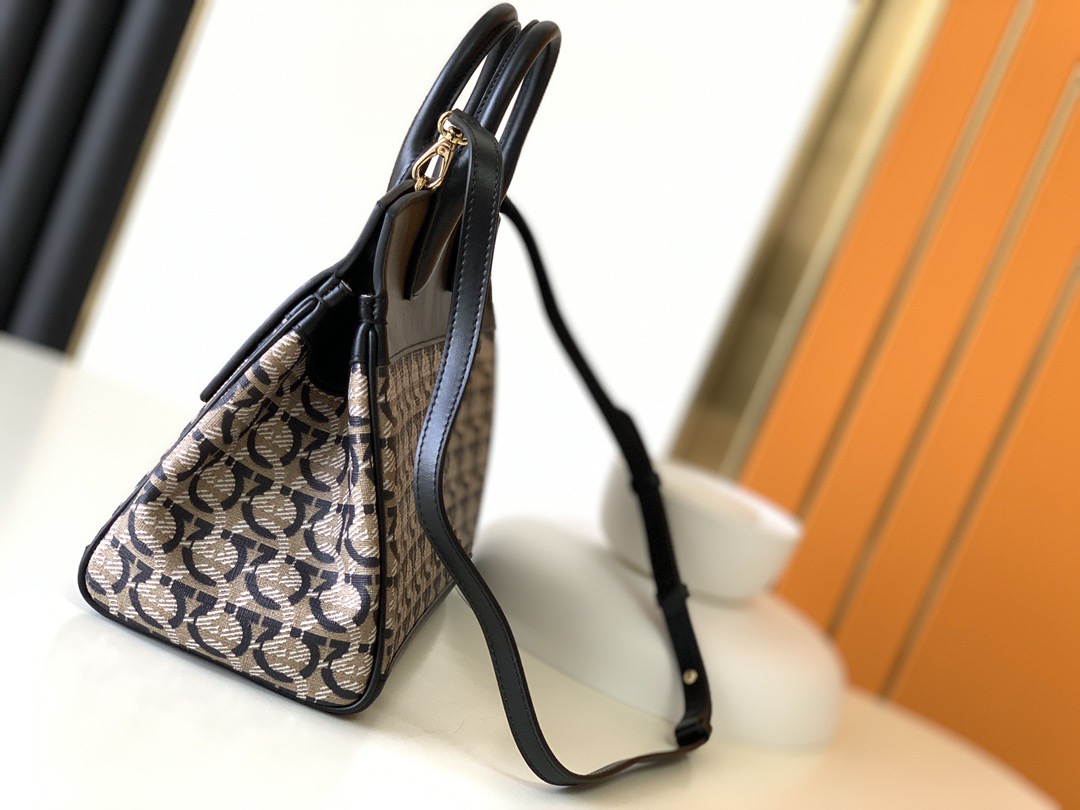 FERRAGAMO 살바토레 페라가모 FW2023 Gancini 패턴 토트백 13