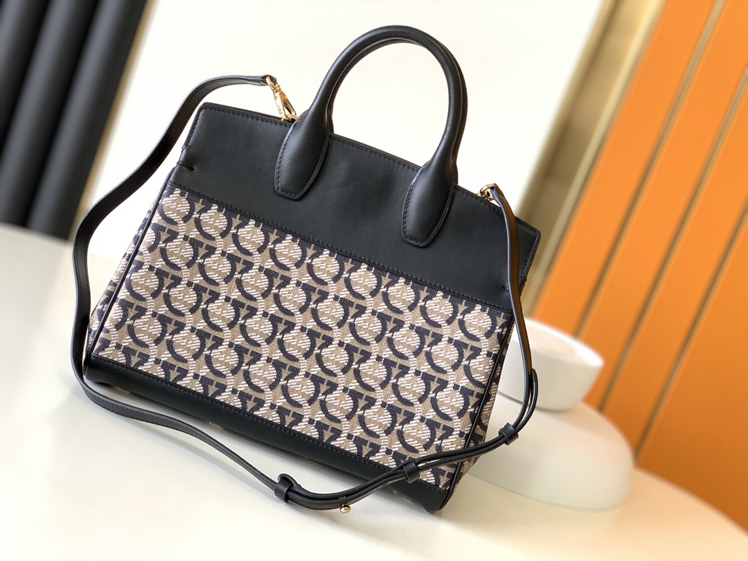 FERRAGAMO 살바토레 페라가모 FW2023 Gancini 패턴 토트백 14