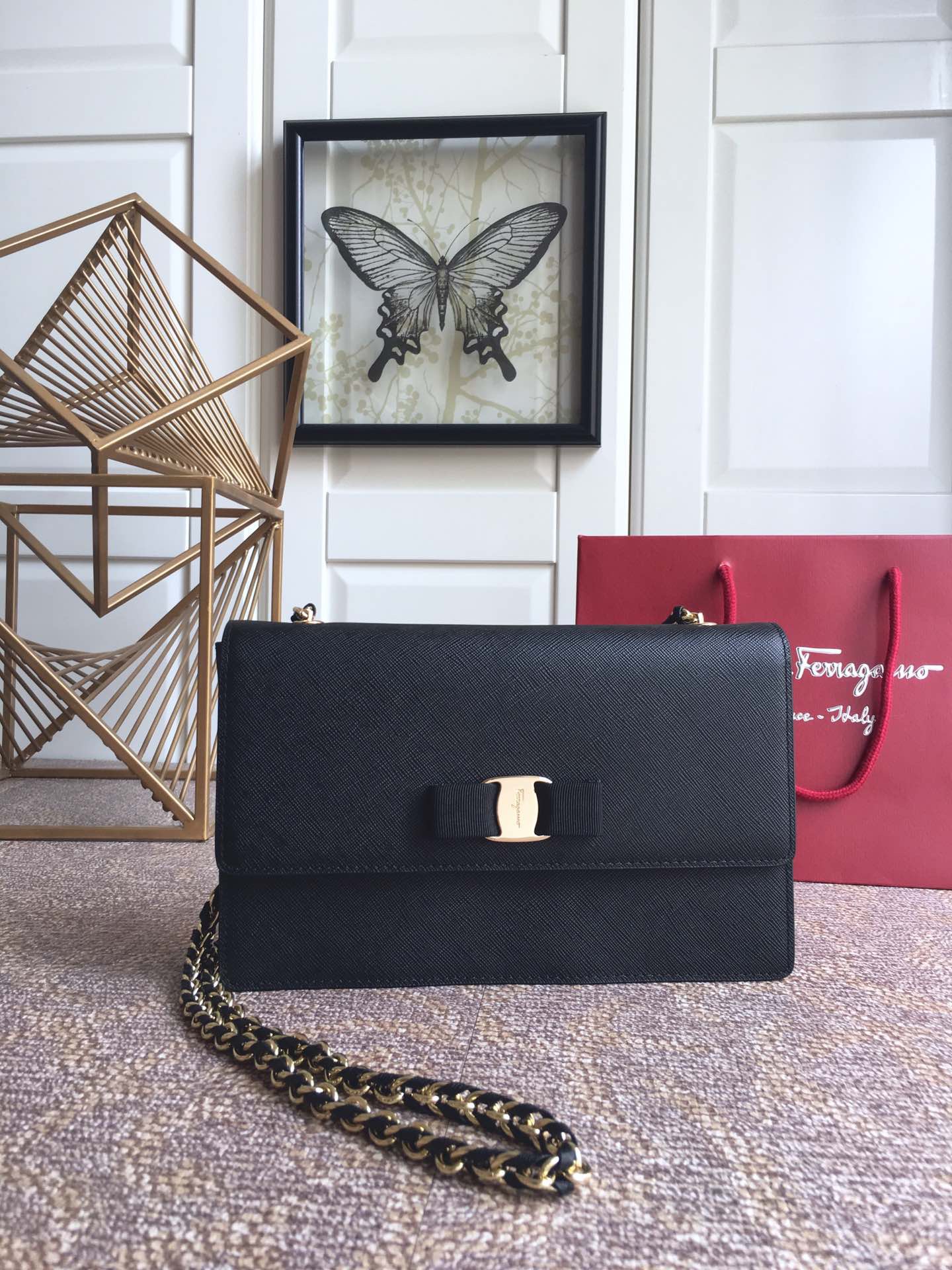 FERRAGAMO 페라가모 FW2023 Vara 리본 장식 소가죽 체인 숄더백 5