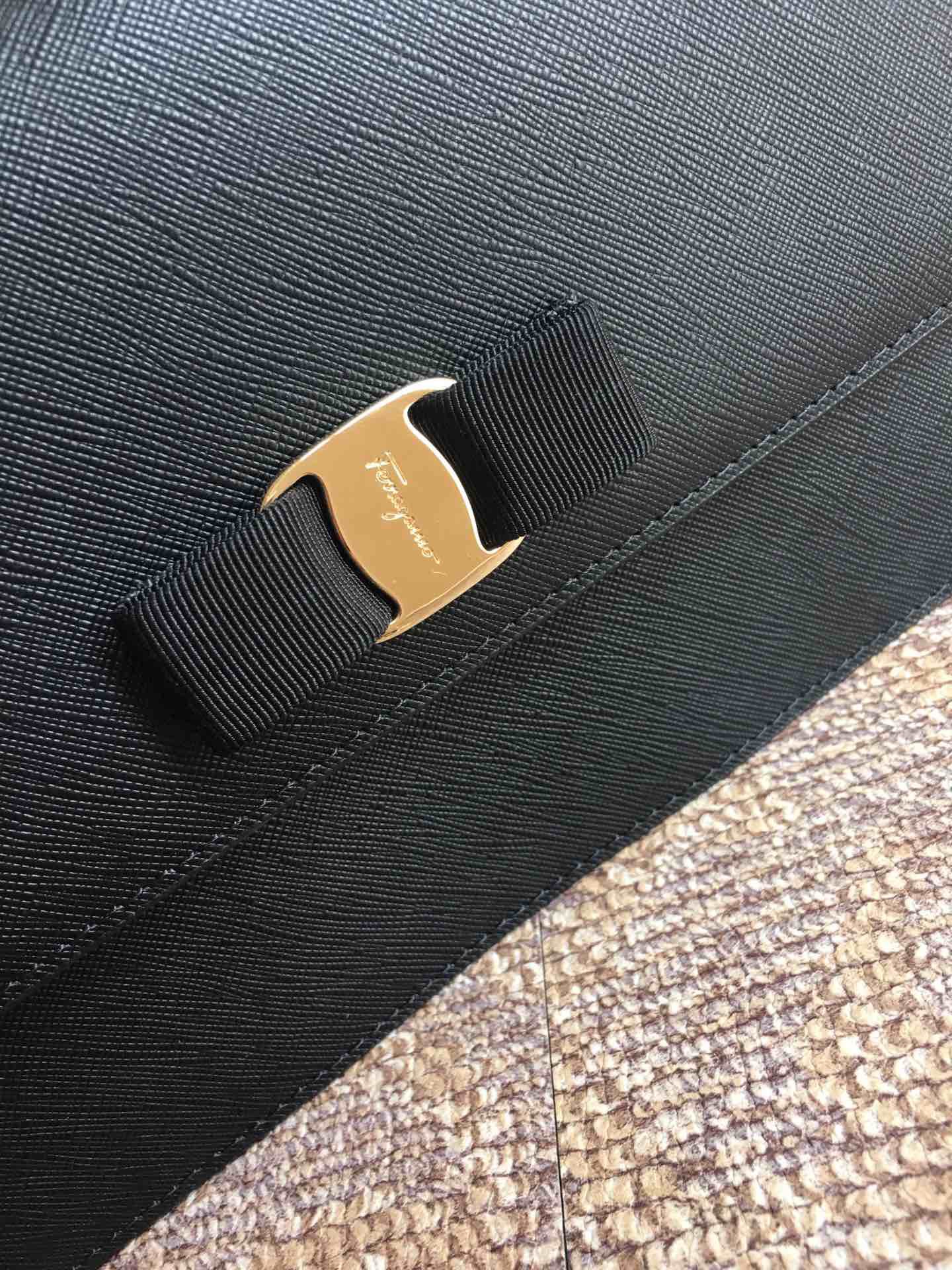 FERRAGAMO 페라가모 FW2023 Vara 리본 장식 소가죽 체인 숄더백 7