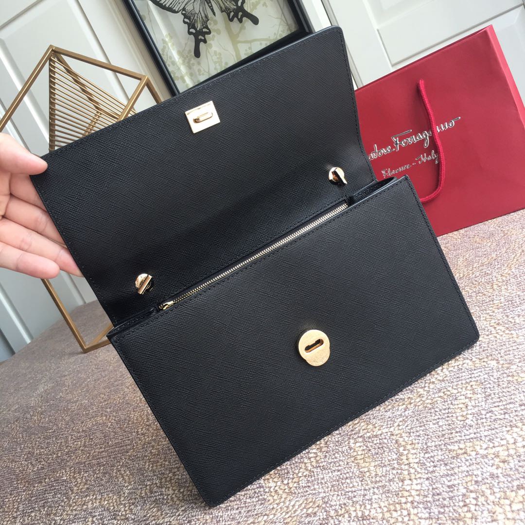 FERRAGAMO 페라가모 FW2023 Vara 리본 장식 소가죽 체인 숄더백 8