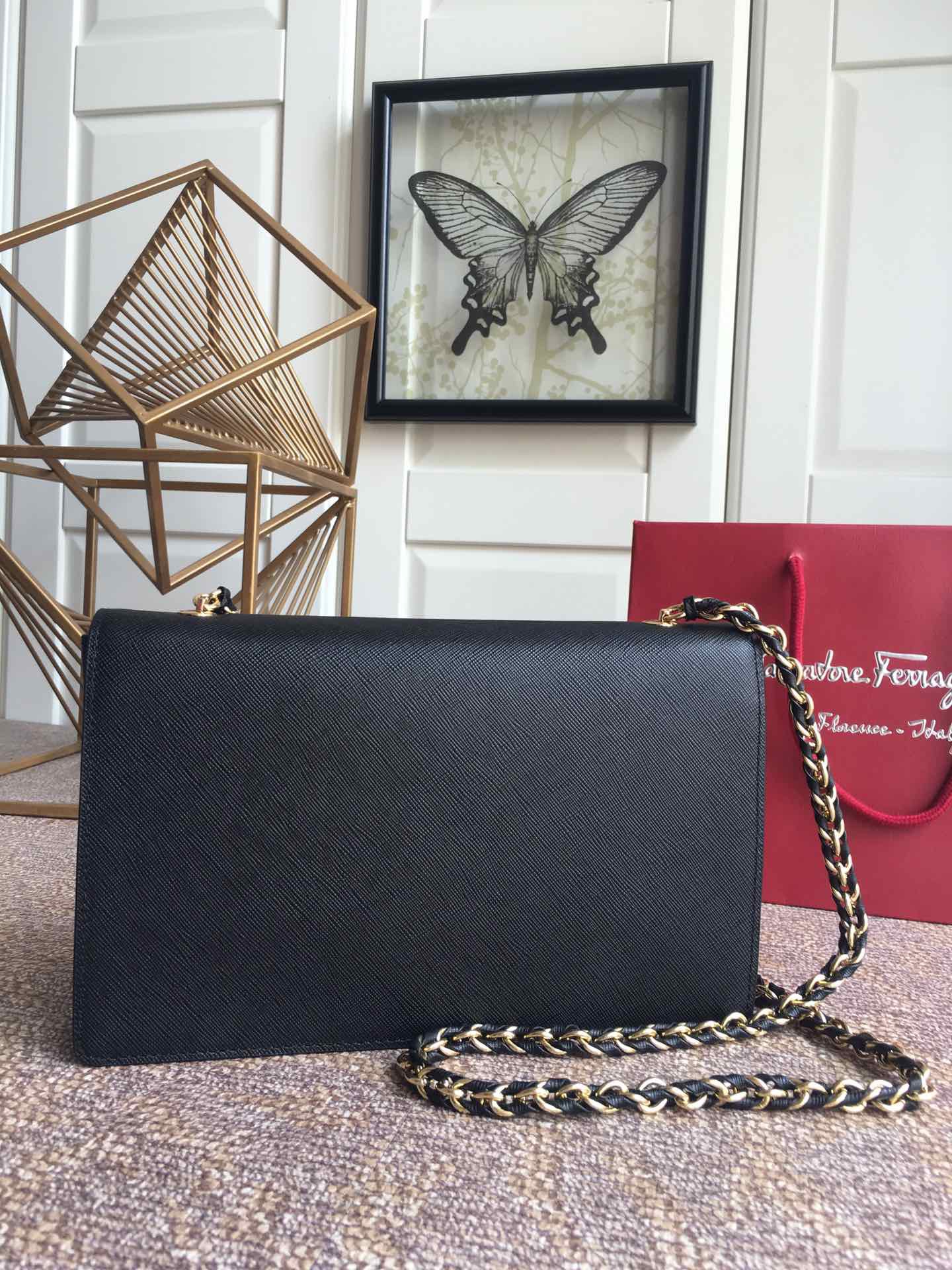 FERRAGAMO 페라가모 FW2023 Vara 리본 장식 소가죽 체인 숄더백 11