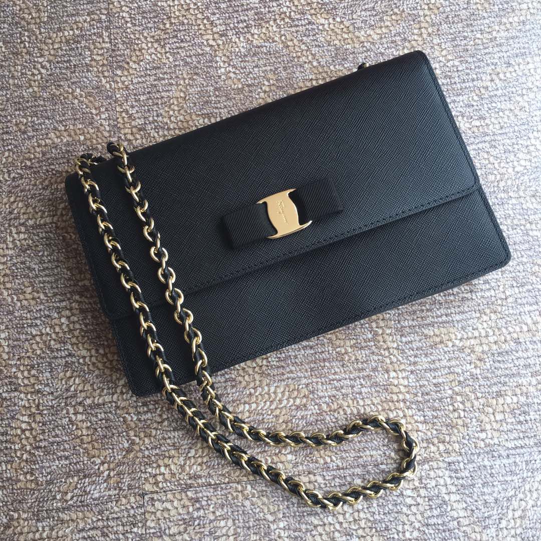 FERRAGAMO 페라가모 FW2023 Vara 리본 장식 소가죽 체인 숄더백 12