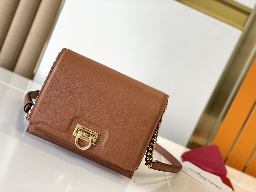 Ferragamo 살바토레 페라가모 FW2023 TRIFOLIO 미니 숄더백 2