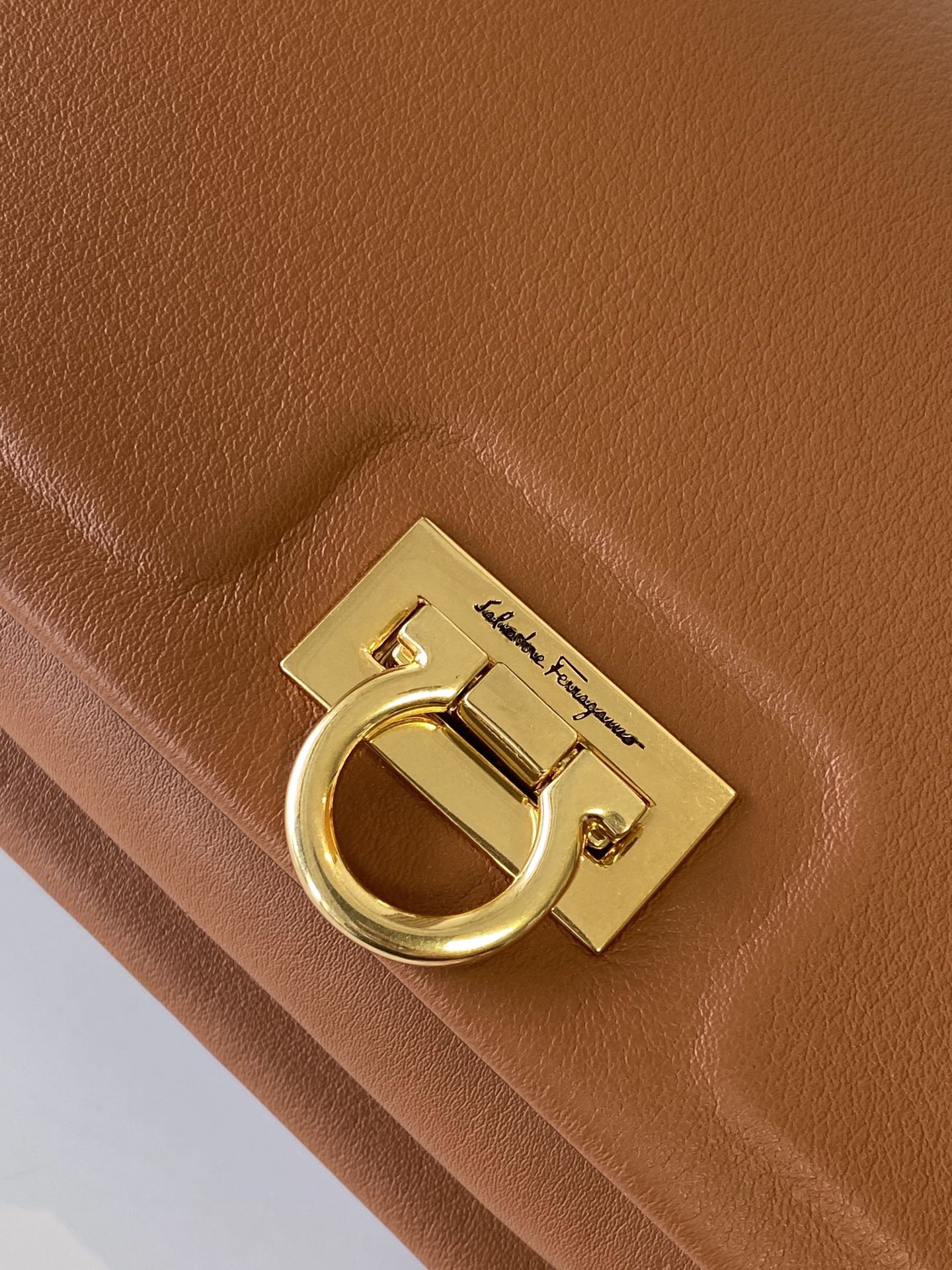 Ferragamo 살바토레 페라가모 FW2023 TRIFOLIO 미니 숄더백 3