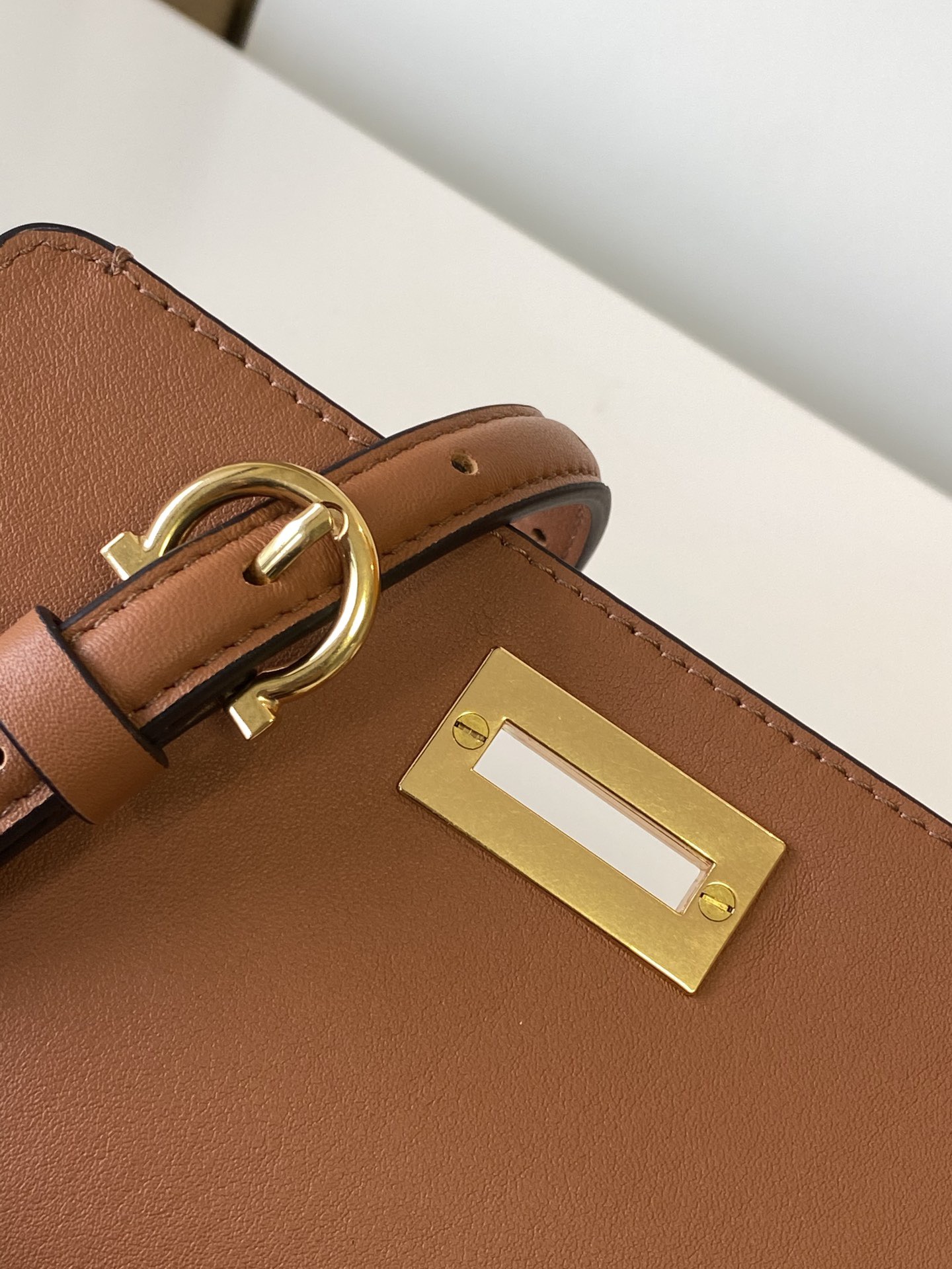 Ferragamo 살바토레 페라가모 FW2023 TRIFOLIO 미니 숄더백 5