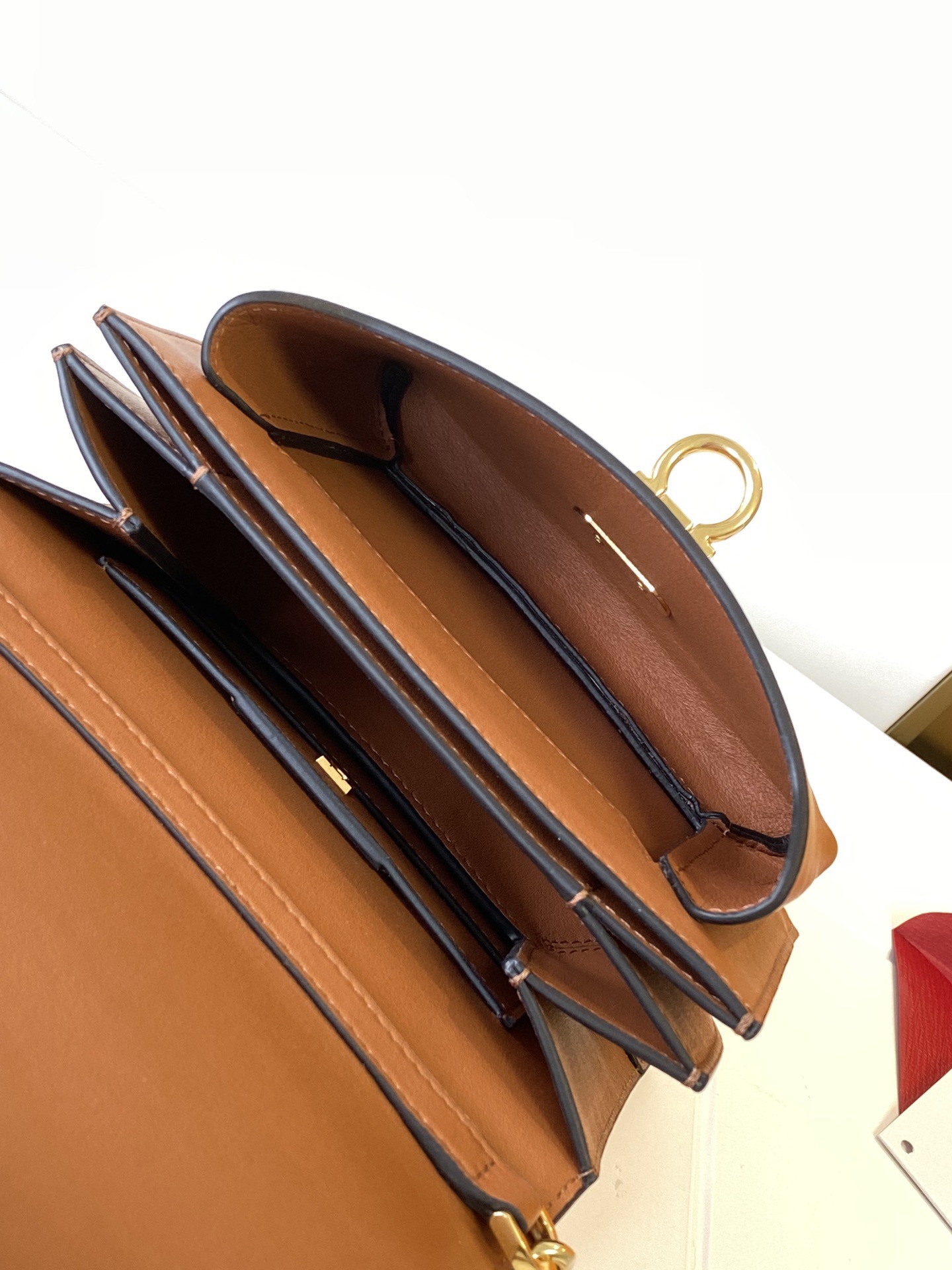 Ferragamo 살바토레 페라가모 FW2023 TRIFOLIO 미니 숄더백 6