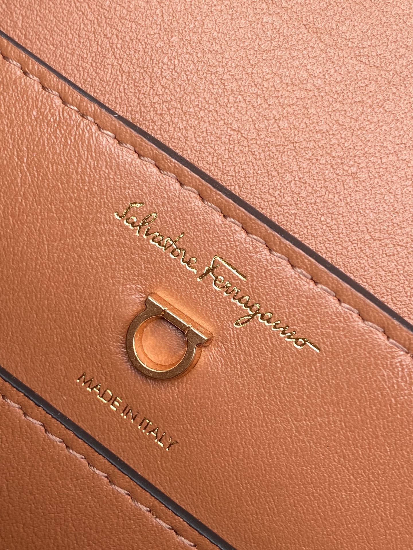 Ferragamo 살바토레 페라가모 FW2023 TRIFOLIO 미니 숄더백 7