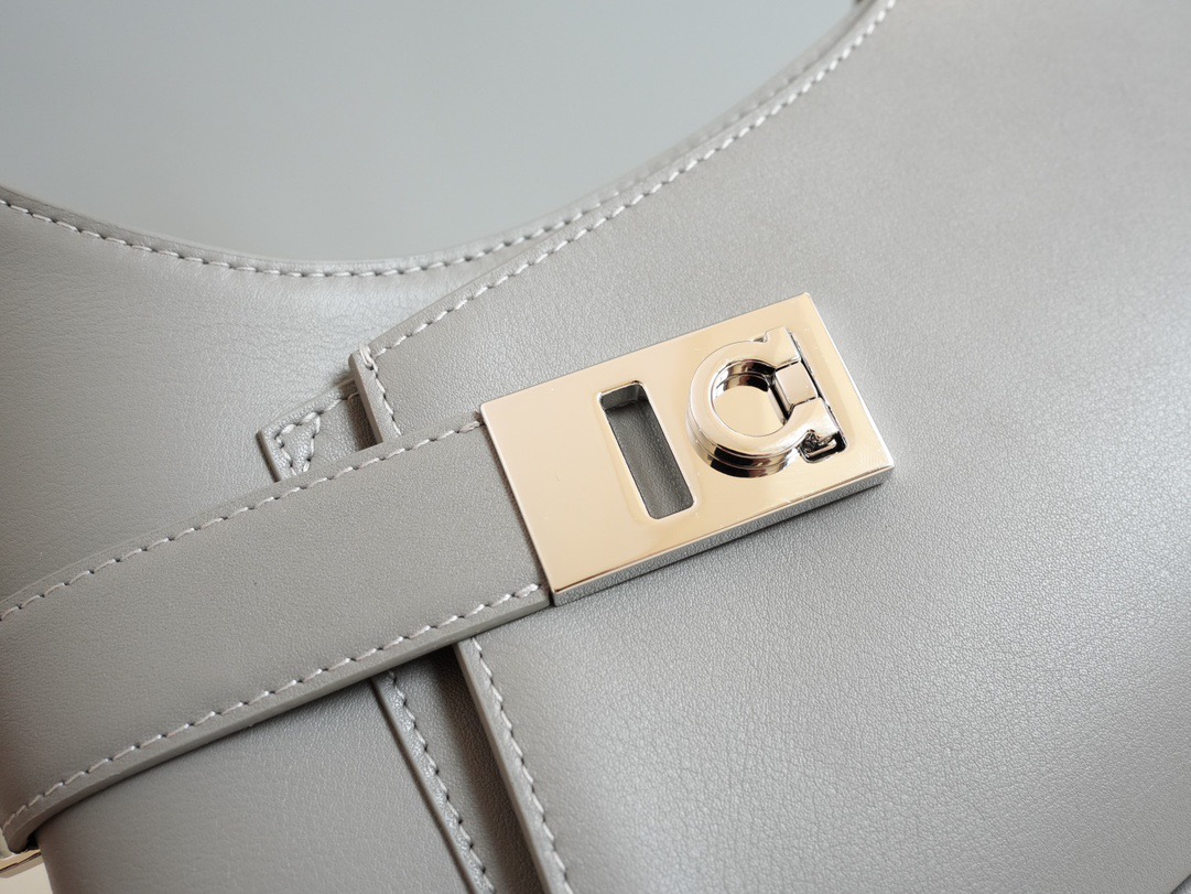 FERRAGAMO 페라가모 간치니 스트랩 숄더백 EE-216295 2