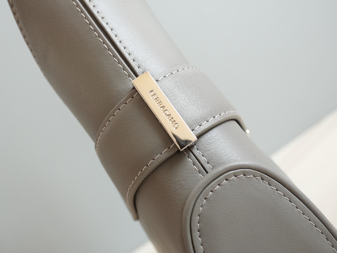 FERRAGAMO 페라가모 간치니 스트랩 숄더백 EE-216295 4