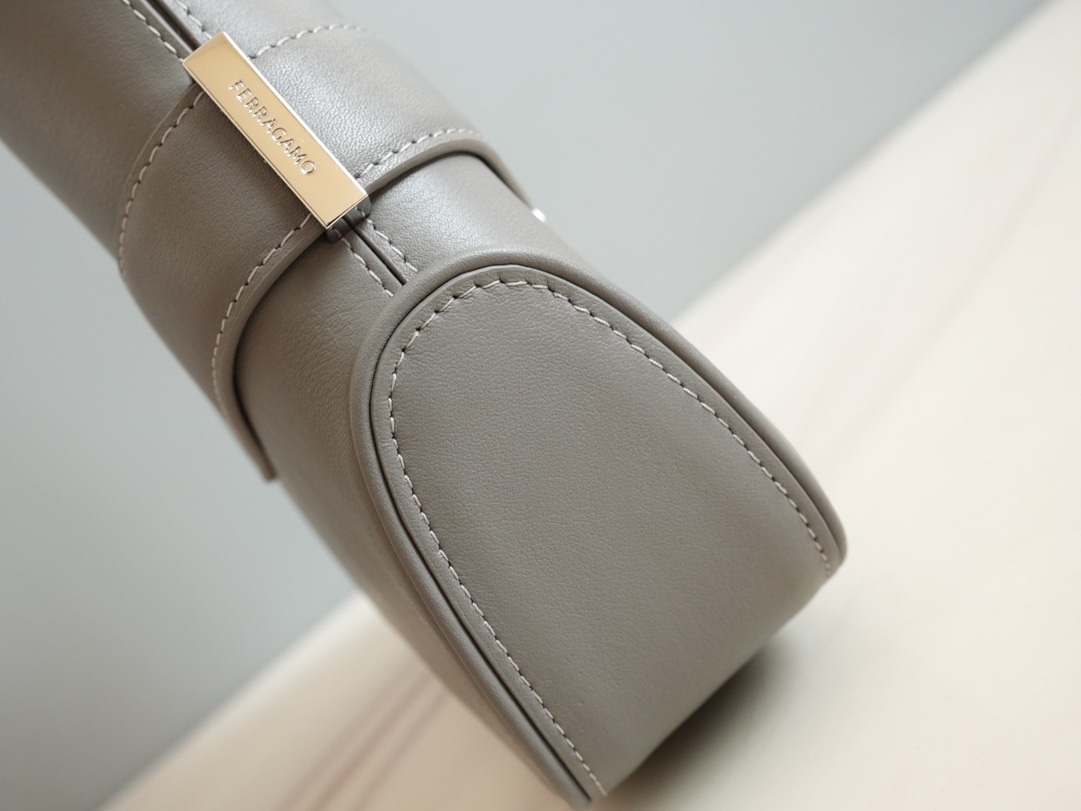 FERRAGAMO 페라가모 간치니 스트랩 숄더백 EE-216295 6