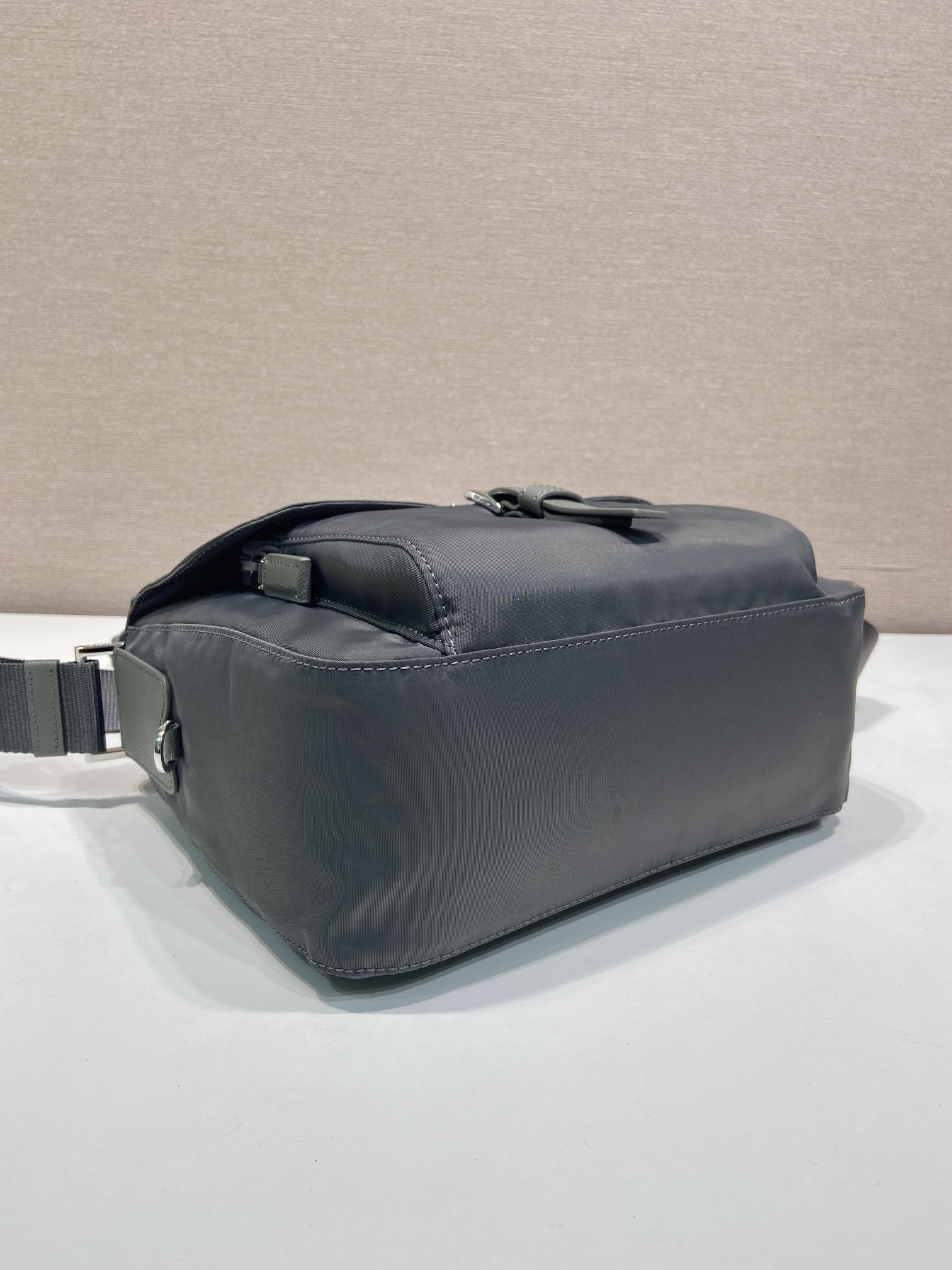 PRADA 프라다 FW2023 나일론 사피아노 가죽 크로스백 10