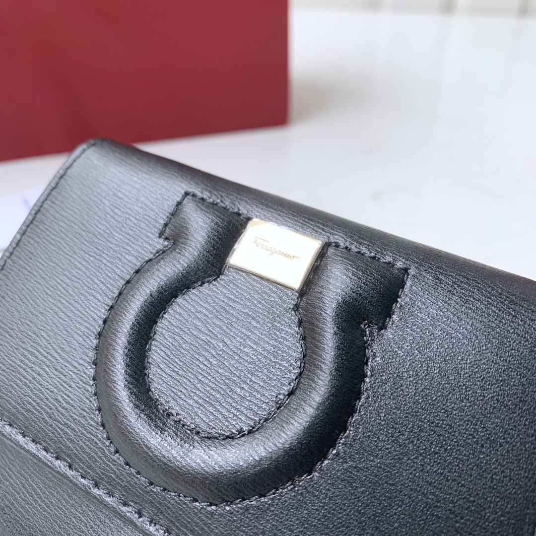 FERRAGAMO 페라가모 FW2023 Gancini 장식 소가죽 삼단 지갑 4