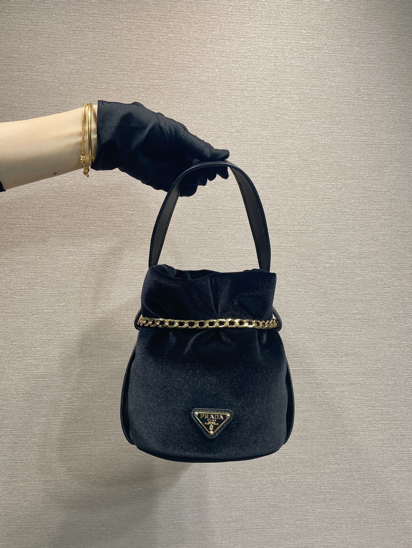 PRADA 프라다 FW2023 실크 체인 미니 버킷백 6