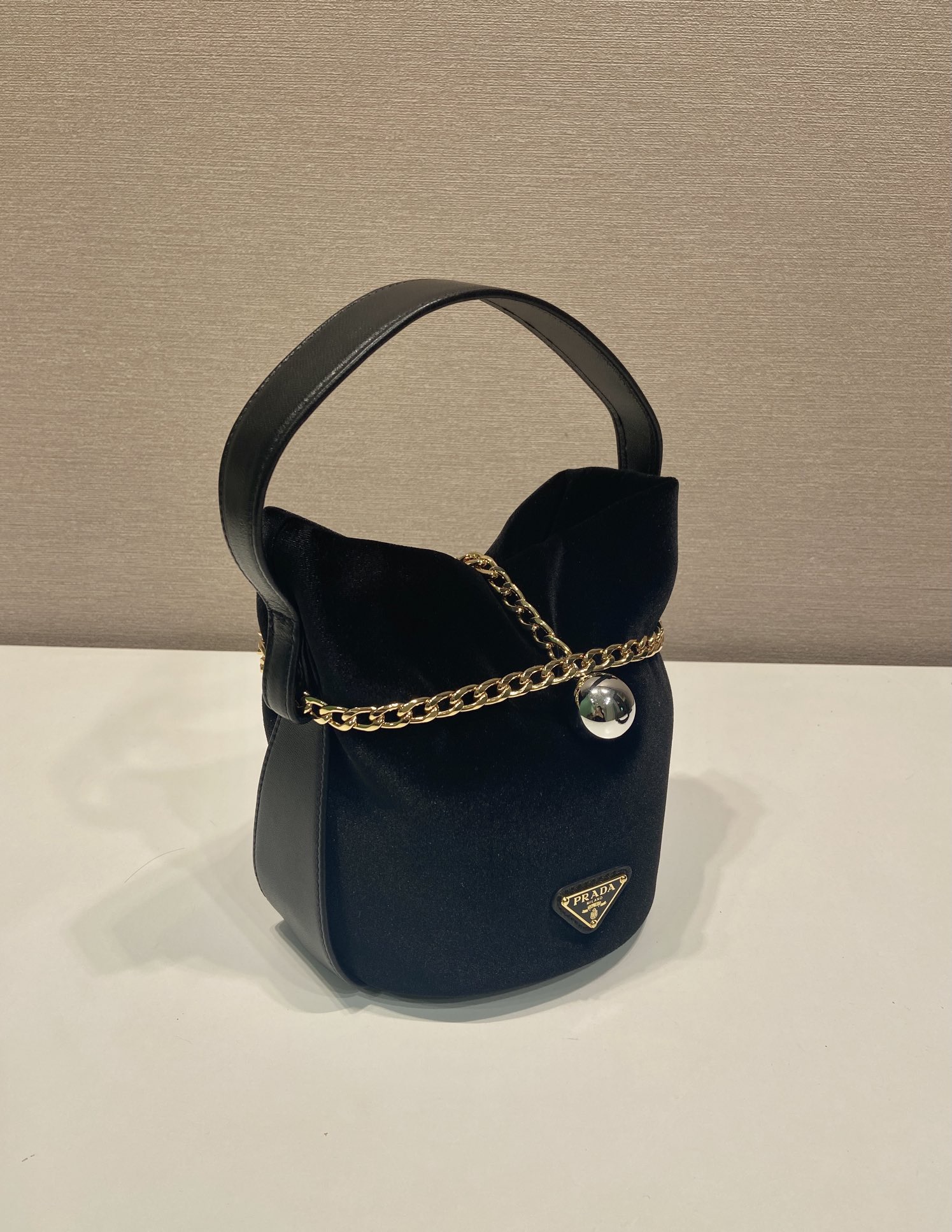PRADA 프라다 FW2023 실크 체인 미니 버킷백 8