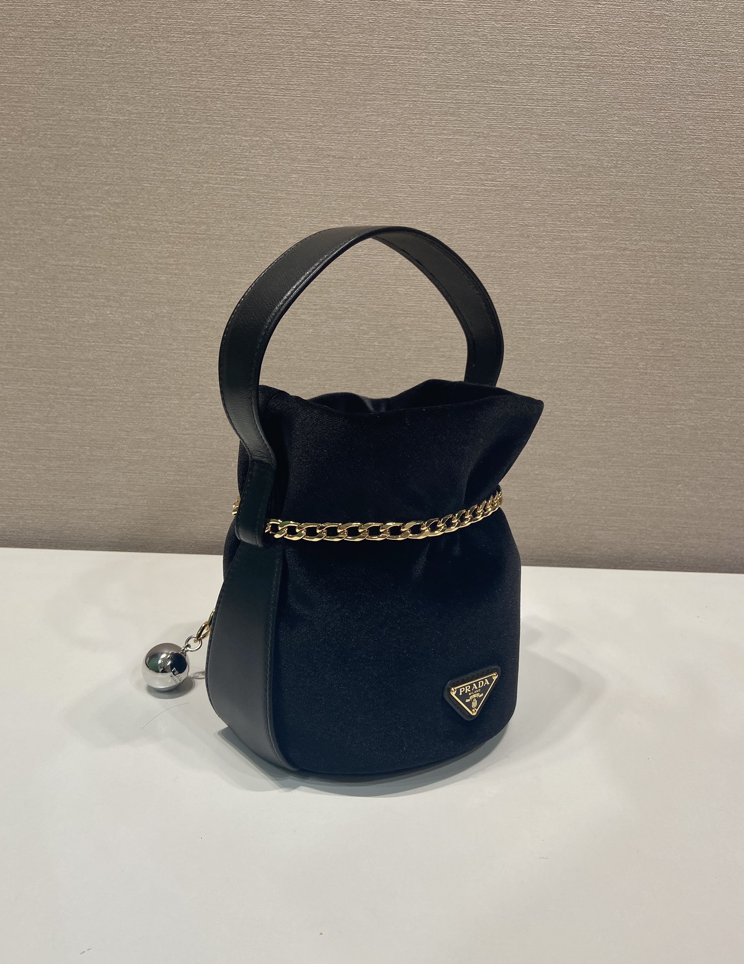 PRADA 프라다 FW2023 실크 체인 미니 버킷백 10