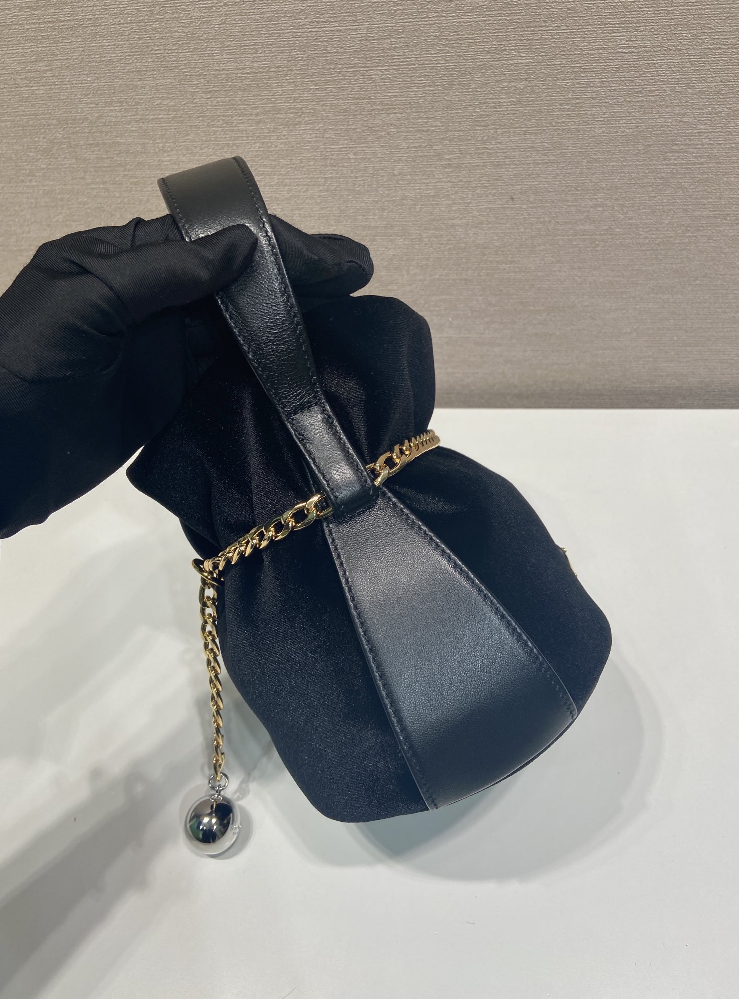 PRADA 프라다 FW2023 실크 체인 미니 버킷백 12