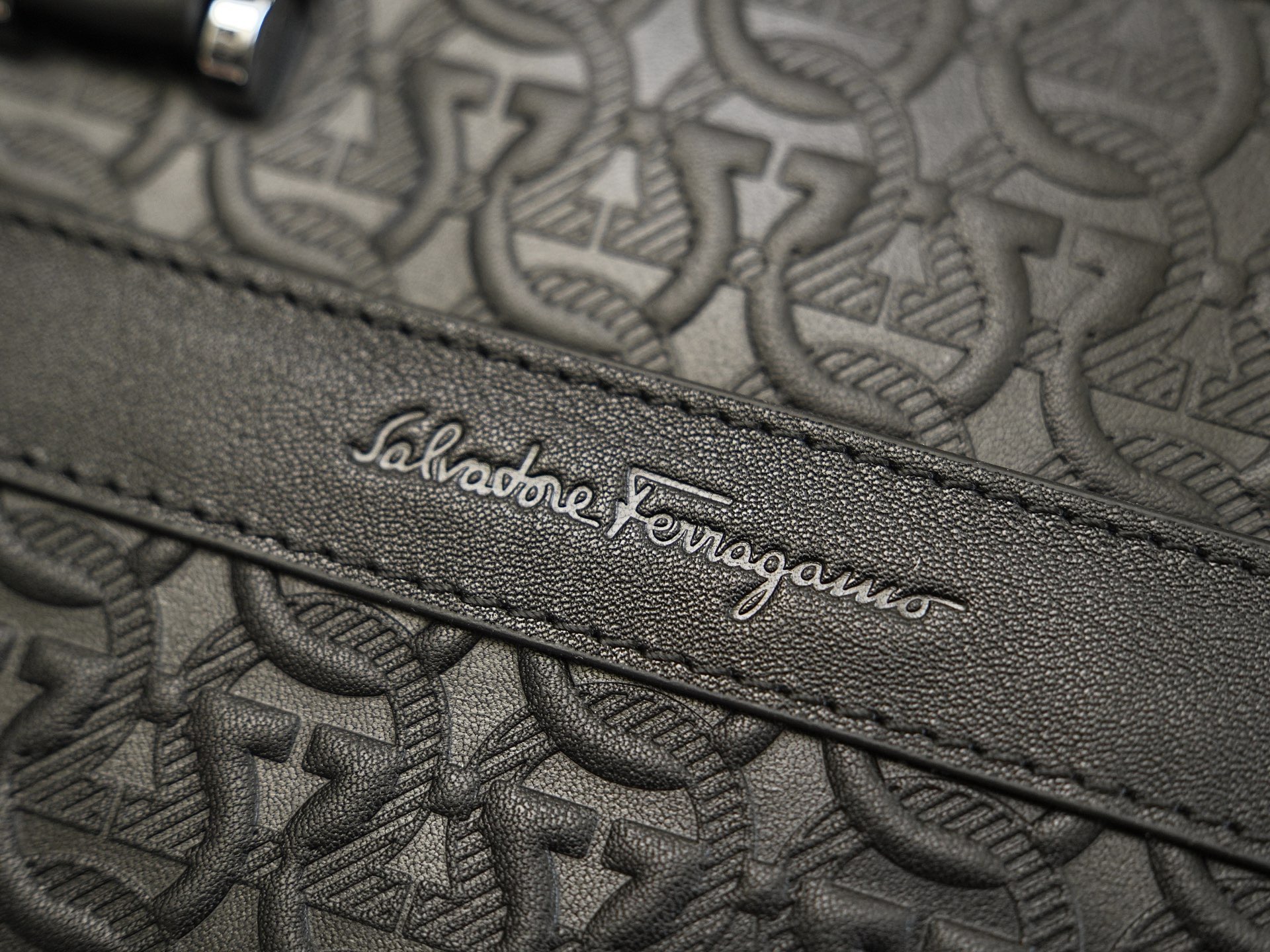 FERRAGAMO 살바토레 페라가모 FW2023 Gancini 엠보싱 가죽 브리프케이스 2