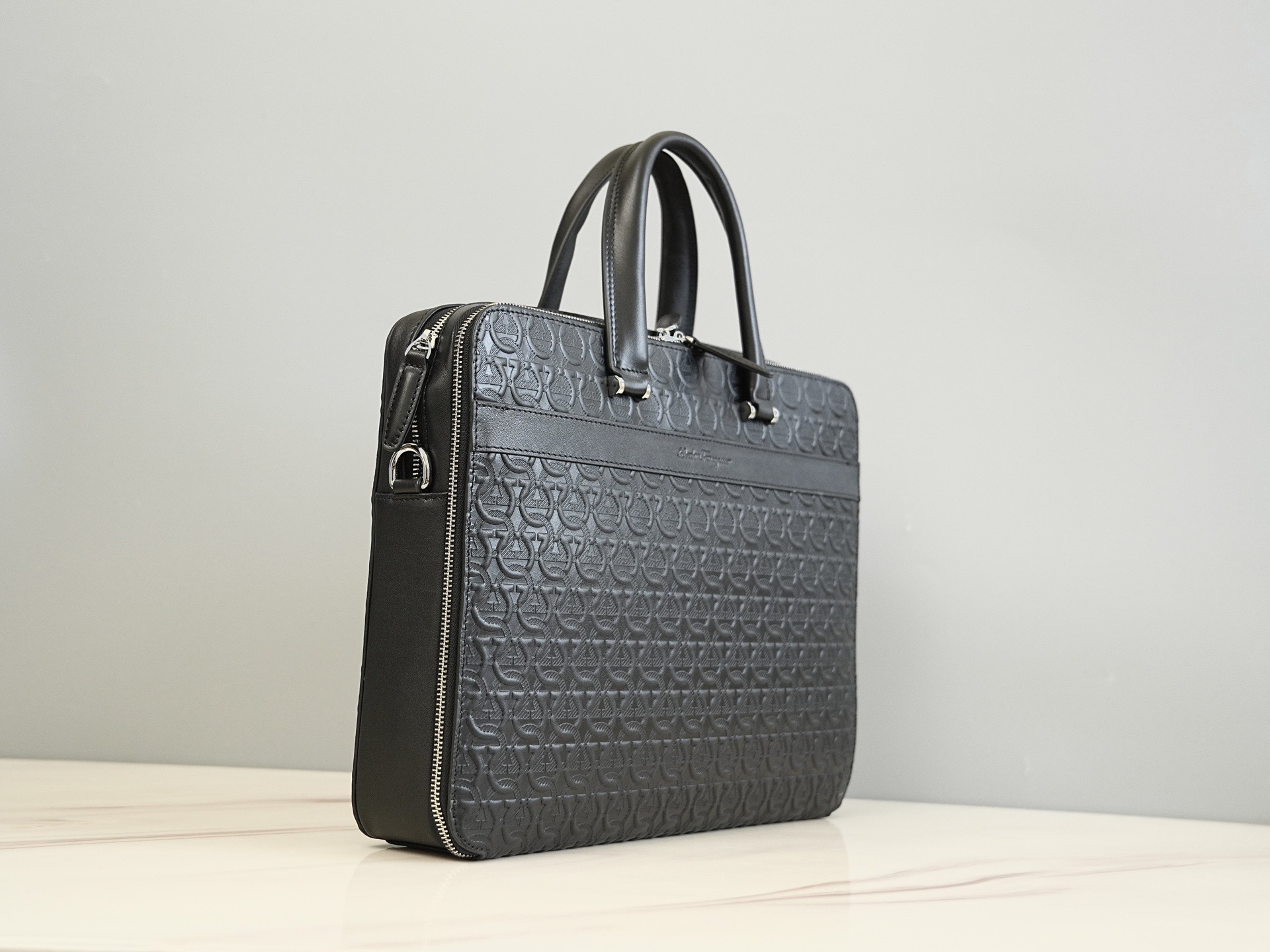 FERRAGAMO 살바토레 페라가모 FW2023 Gancini 엠보싱 가죽 브리프케이스 3