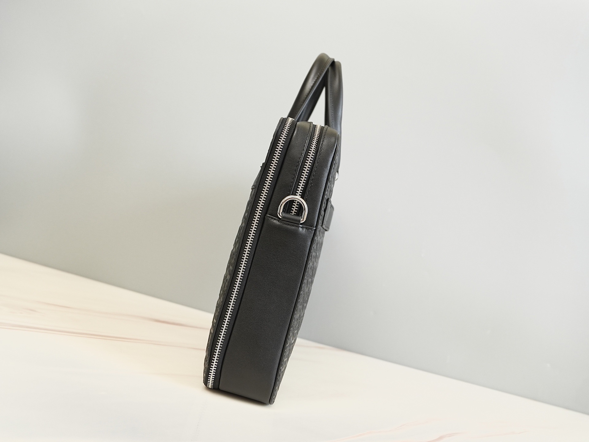 FERRAGAMO 살바토레 페라가모 FW2023 Gancini 엠보싱 가죽 브리프케이스 4