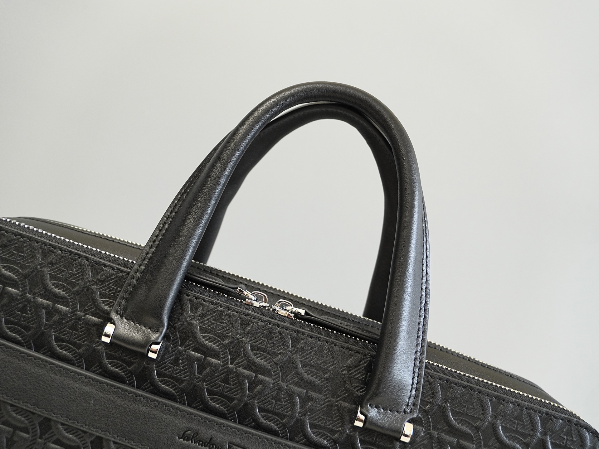 FERRAGAMO 살바토레 페라가모 FW2023 Gancini 엠보싱 가죽 브리프케이스 5