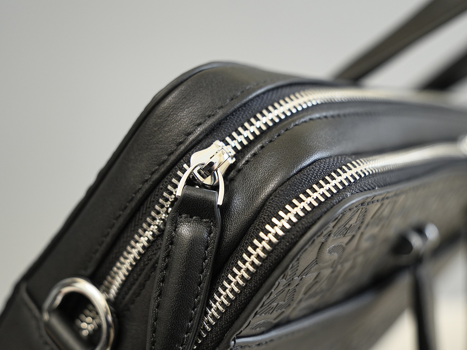 FERRAGAMO 살바토레 페라가모 FW2023 Gancini 엠보싱 가죽 브리프케이스 6