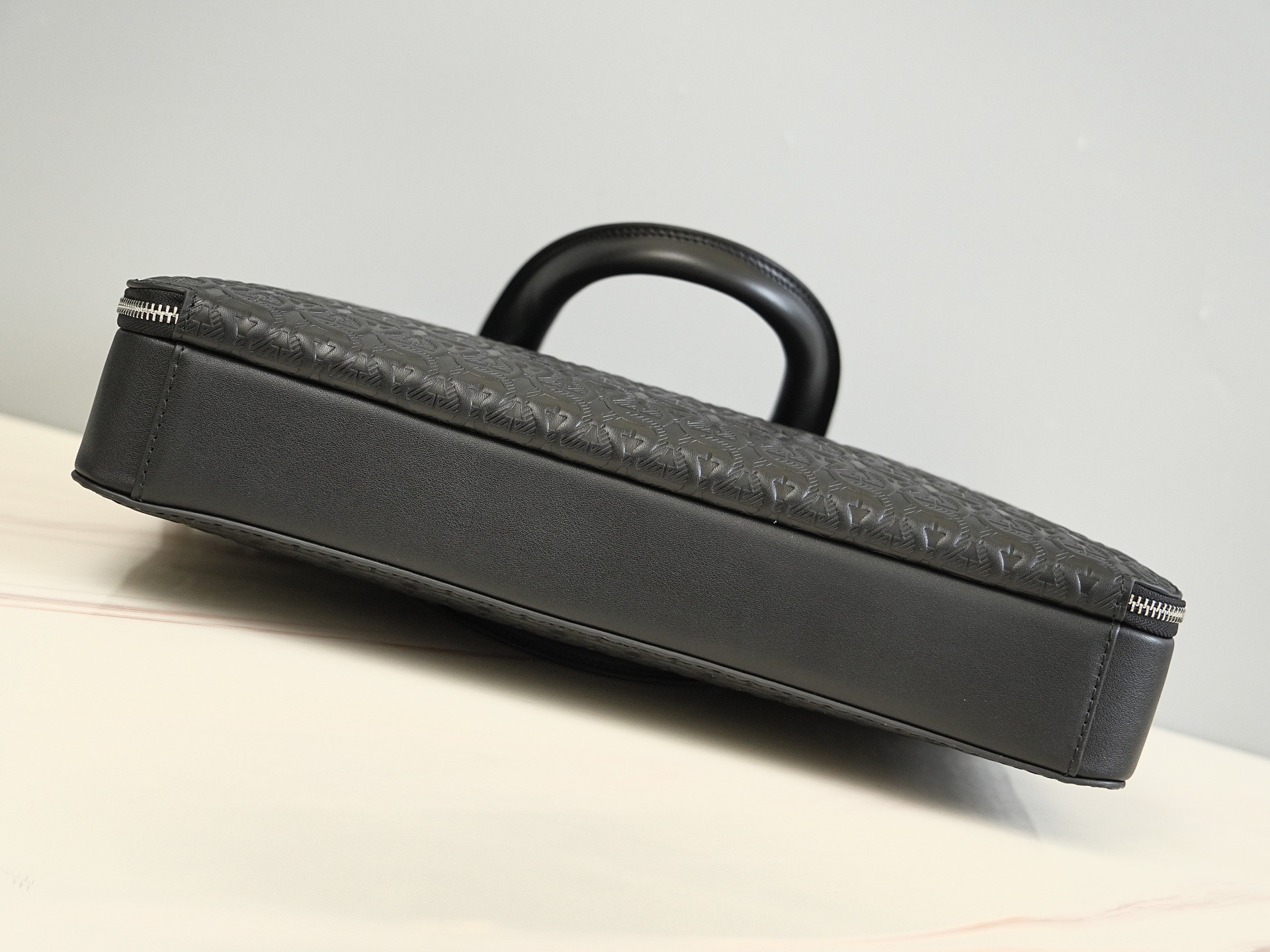 FERRAGAMO 살바토레 페라가모 FW2023 Gancini 엠보싱 가죽 브리프케이스 7