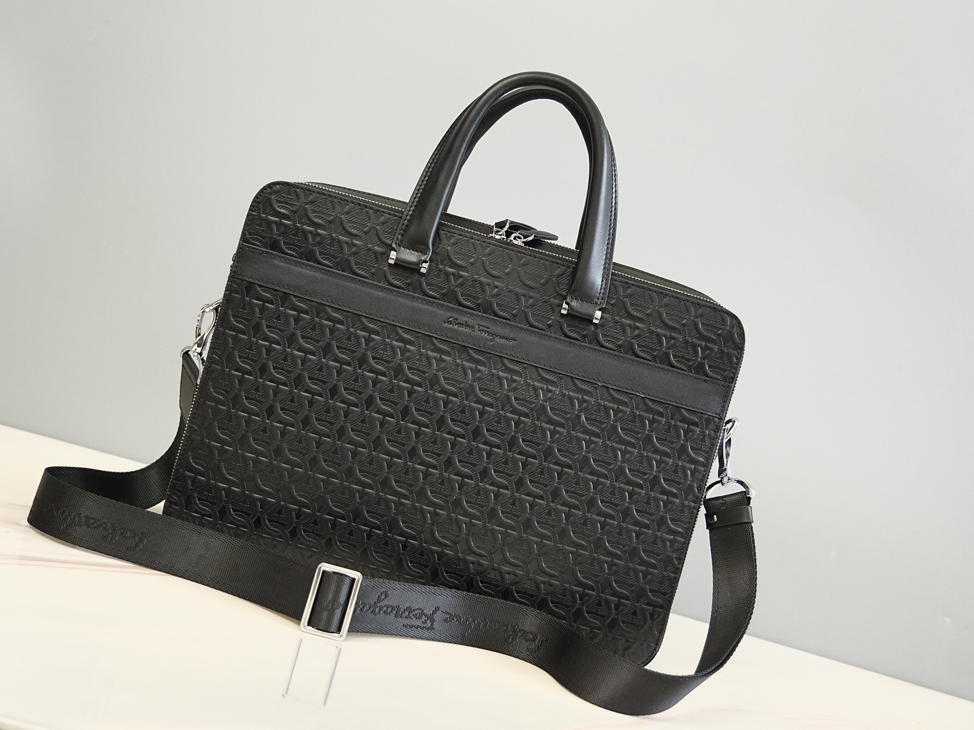 FERRAGAMO 살바토레 페라가모 FW2023 Gancini 엠보싱 가죽 브리프케이스 9