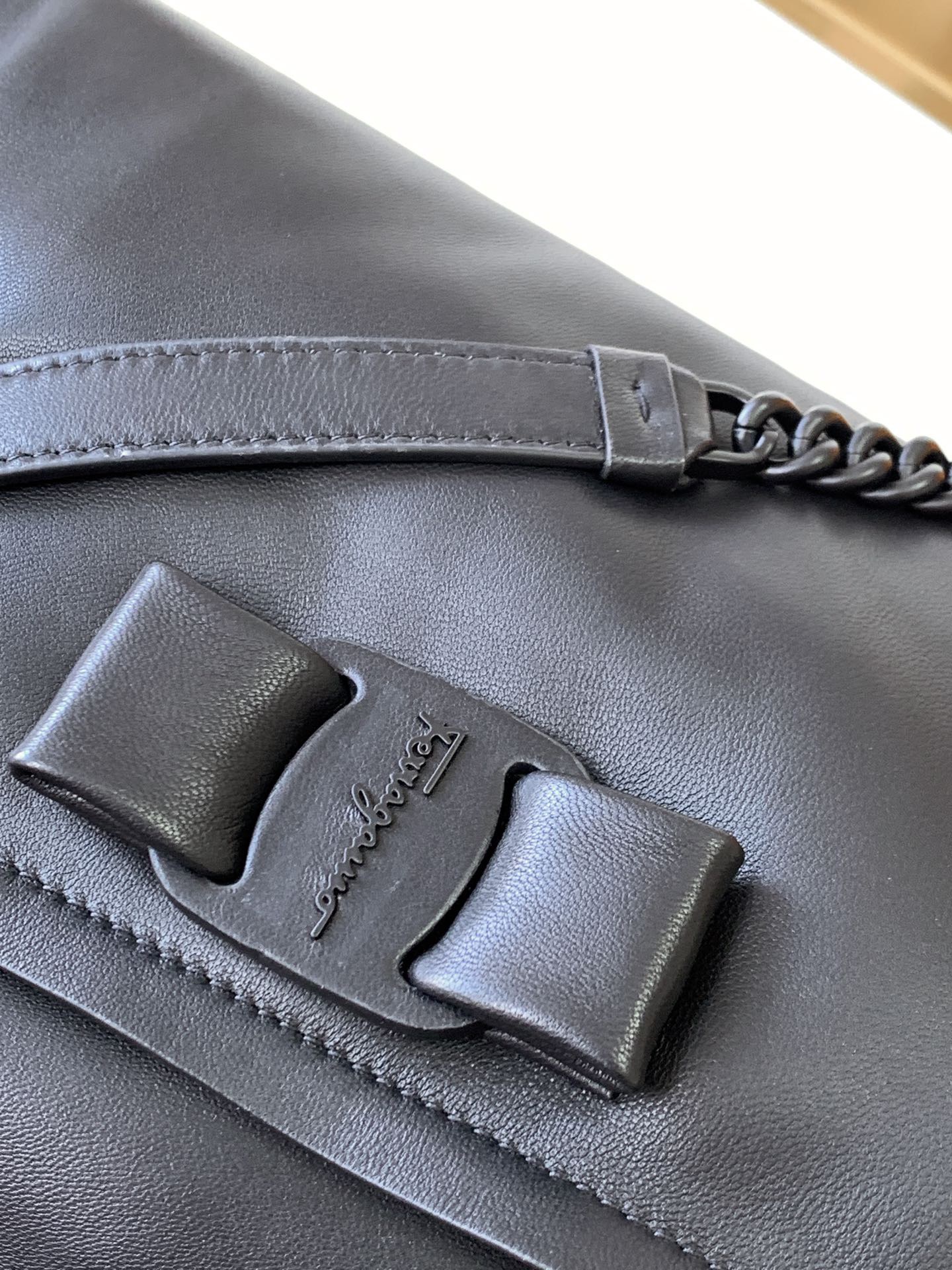 FERRAGAMO 살바토레 페라가모 FW2023 Vara 리본 장식 숄더백 8