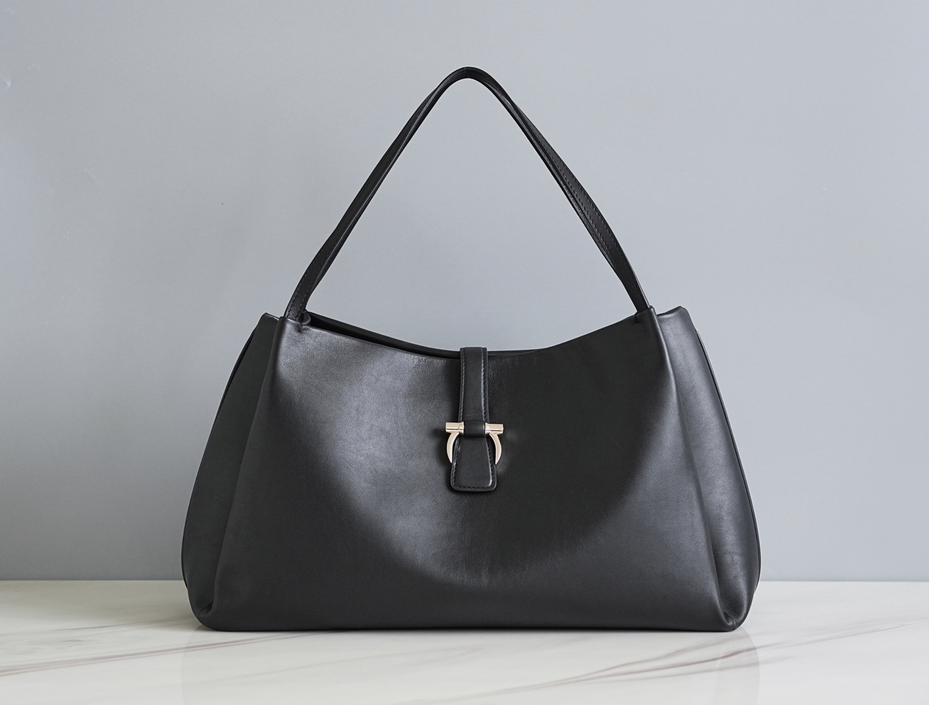 FERRAGAMO 살바토레 페라가모 FW2023 반광택 소가죽 숄더백 16