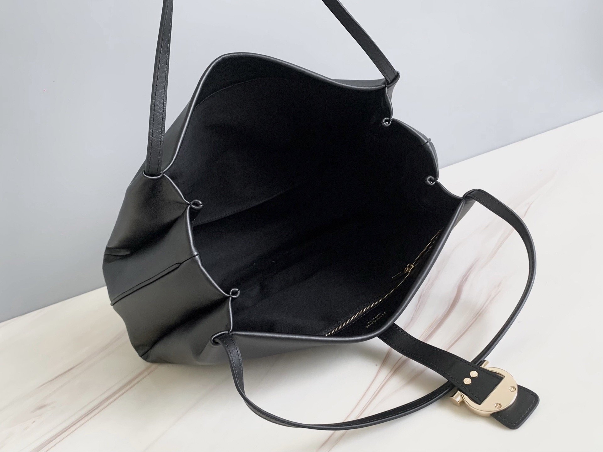 FERRAGAMO 살바토레 페라가모 FW2023 반광택 소가죽 숄더백 18