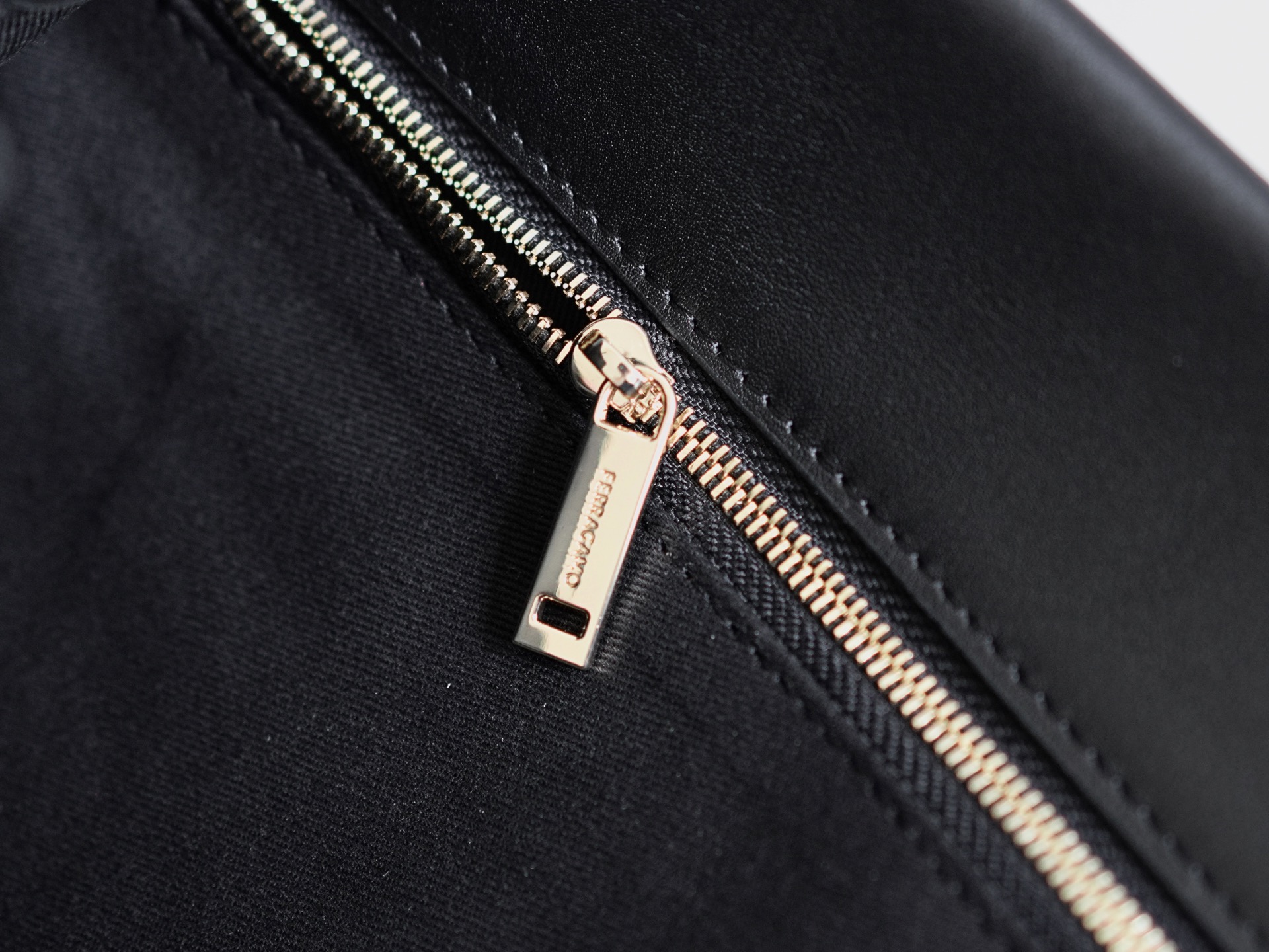 FERRAGAMO 살바토레 페라가모 FW2023 반광택 소가죽 숄더백 19