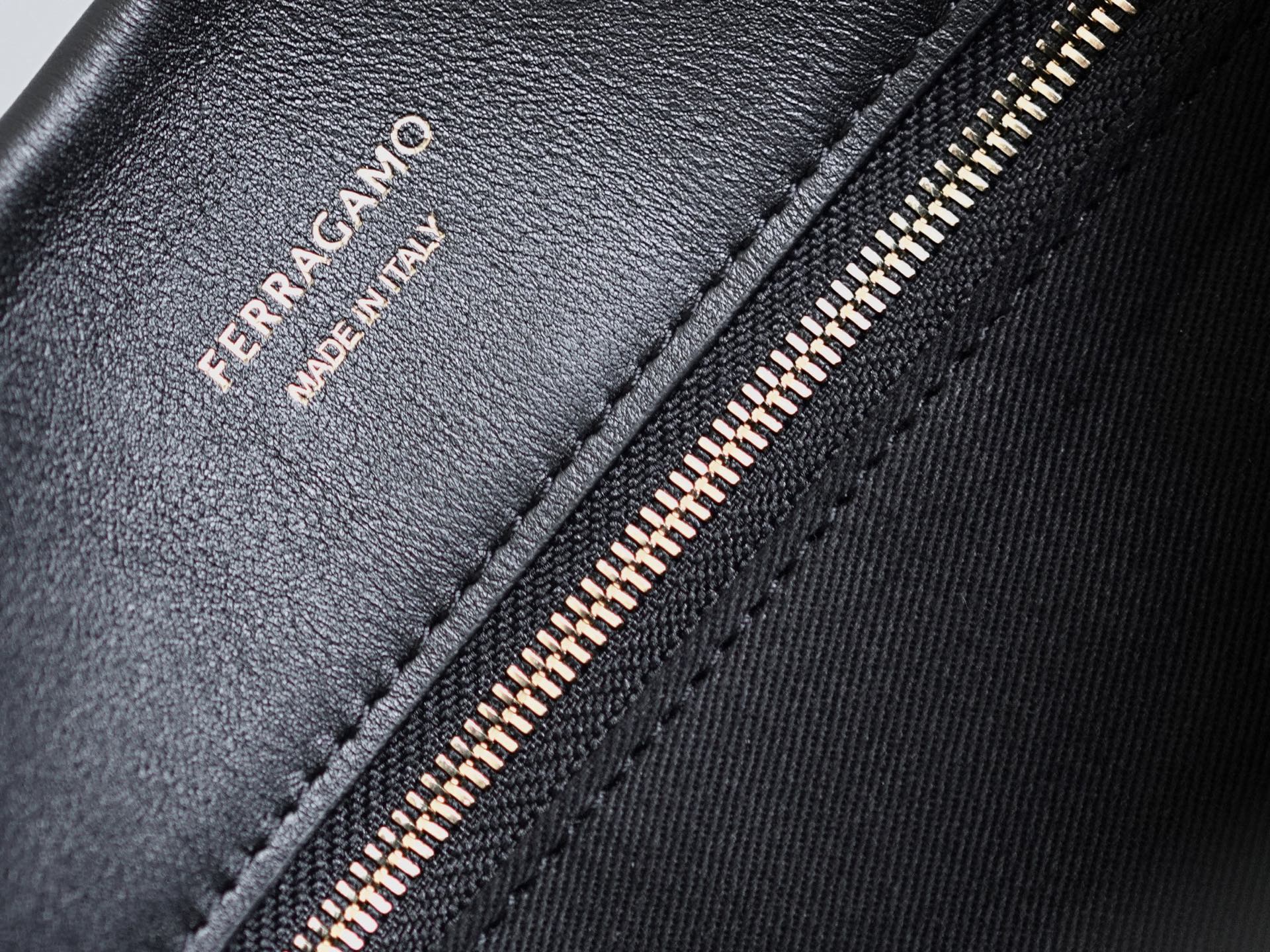 FERRAGAMO 살바토레 페라가모 FW2023 반광택 소가죽 숄더백 21