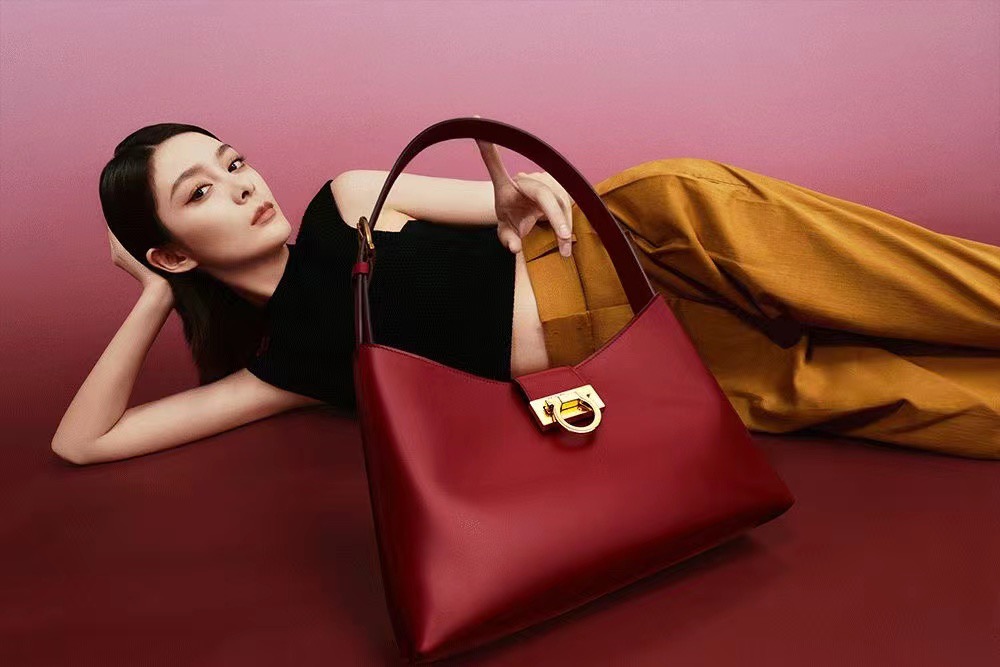 Ferragamo 살바토레 페라가모 FW2023 Trifolio Gancini 숄더백 8