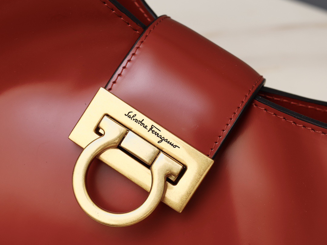 Ferragamo 살바토레 페라가모 FW2023 Trifolio Gancini 숄더백 10