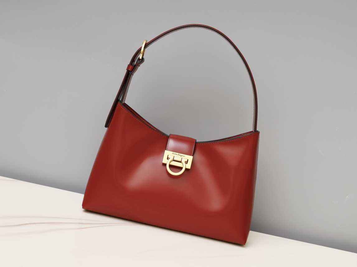 Ferragamo 살바토레 페라가모 FW2023 Trifolio Gancini 숄더백 16