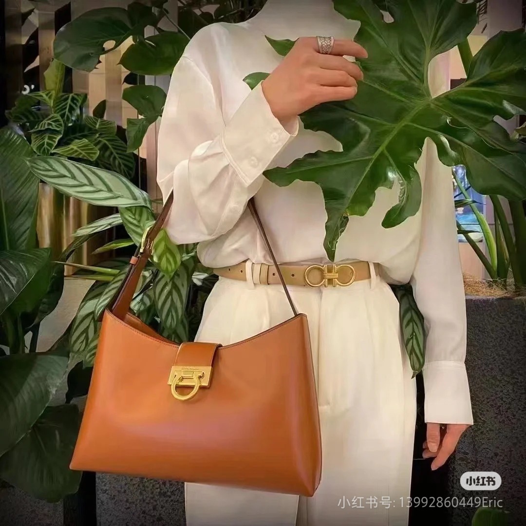 Ferragamo 살바토레 페라가모 FW2023 Trifolio Gancini 숄더백 4