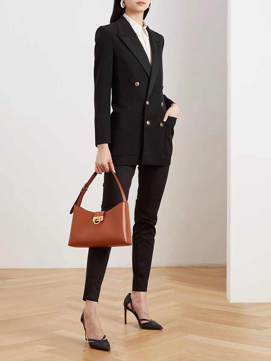 Ferragamo 살바토레 페라가모 FW2023 Trifolio Gancini 숄더백 5