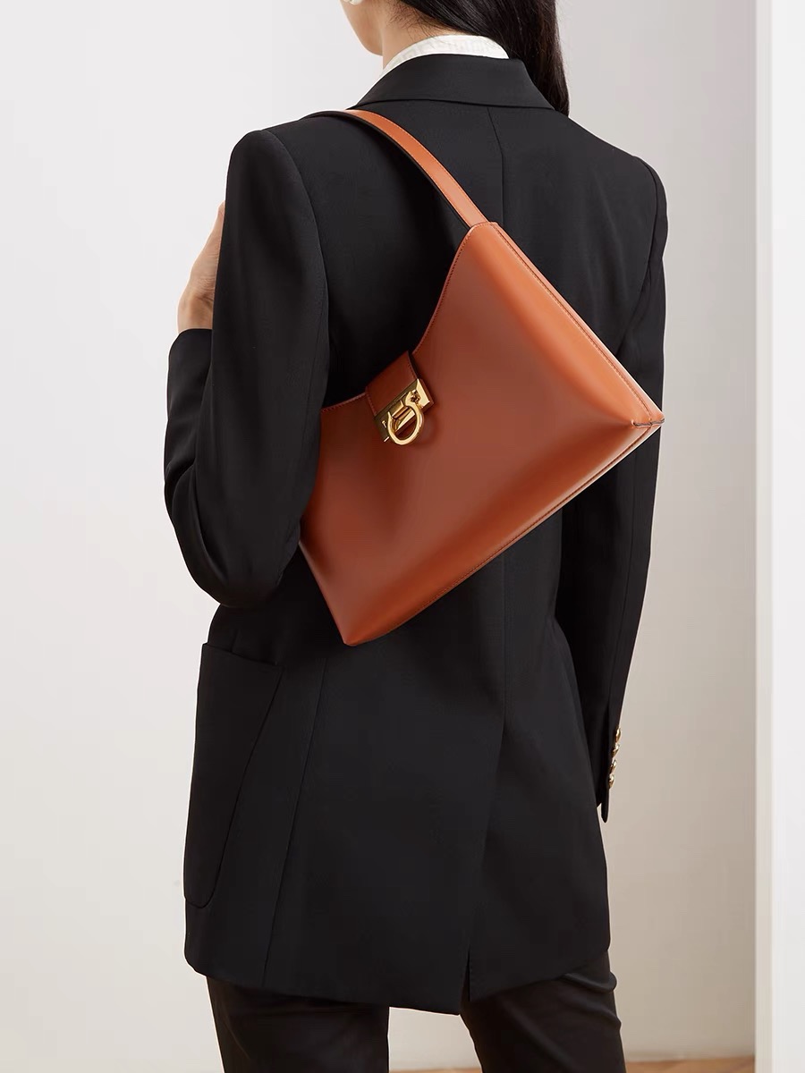 Ferragamo 살바토레 페라가모 FW2023 Trifolio Gancini 숄더백 6