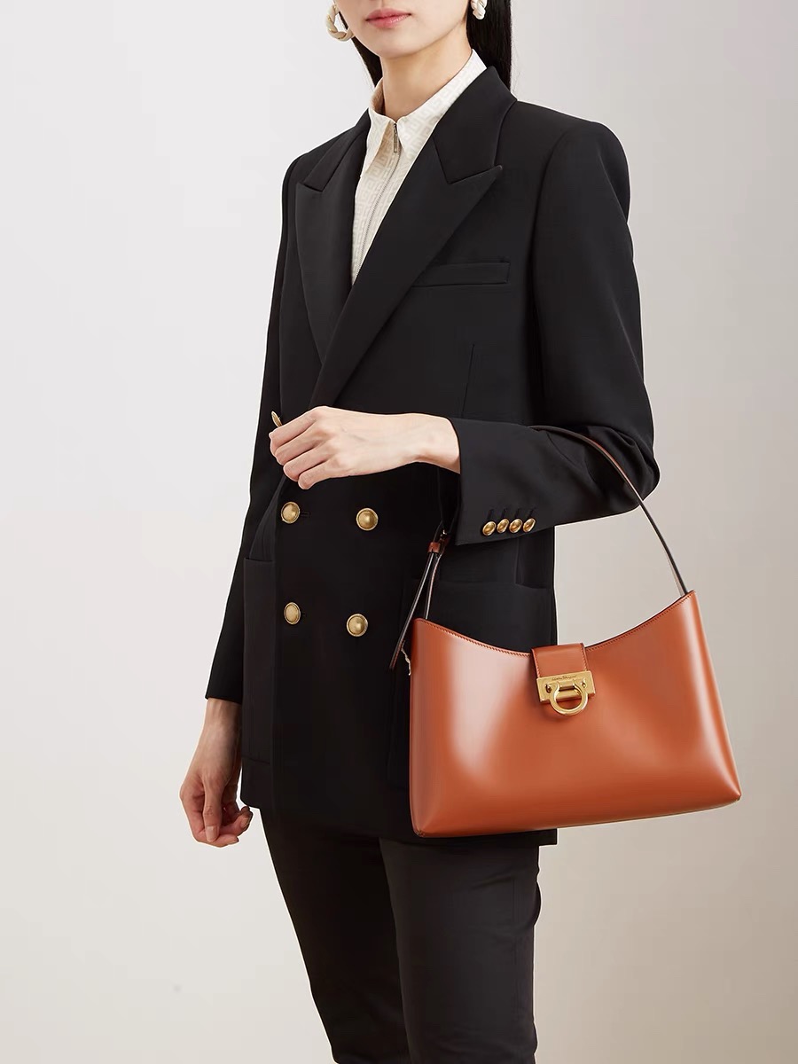 Ferragamo 살바토레 페라가모 FW2023 Trifolio Gancini 숄더백 7