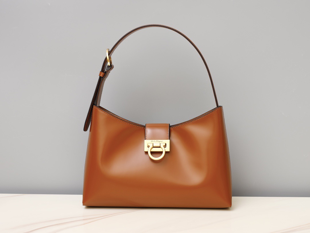 Ferragamo 살바토레 페라가모 FW2023 Trifolio Gancini 숄더백 10