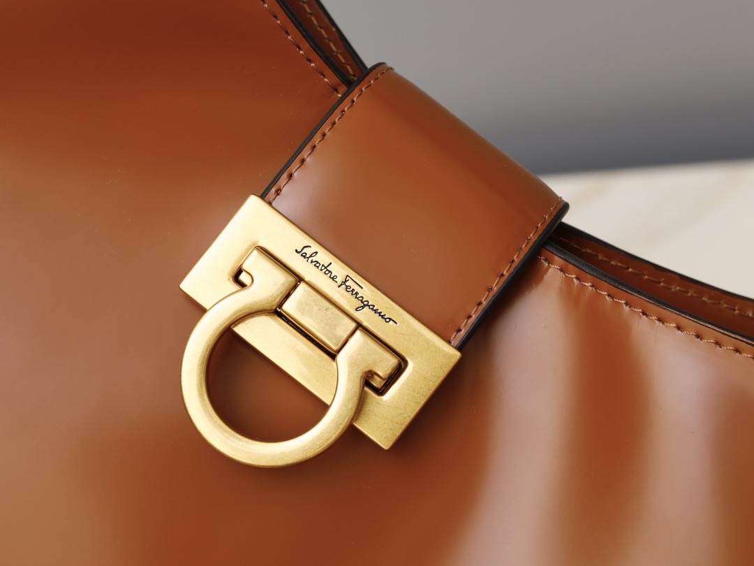 Ferragamo 살바토레 페라가모 FW2023 Trifolio Gancini 숄더백 11