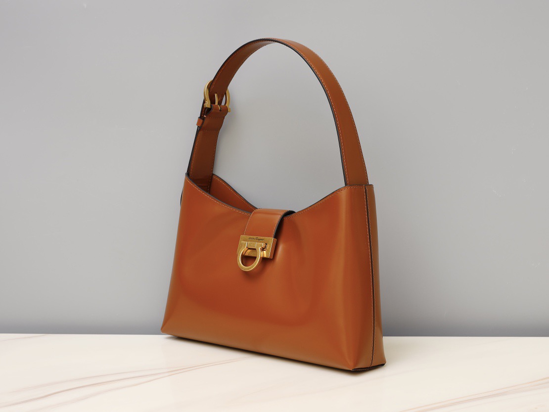 Ferragamo 살바토레 페라가모 FW2023 Trifolio Gancini 숄더백 16