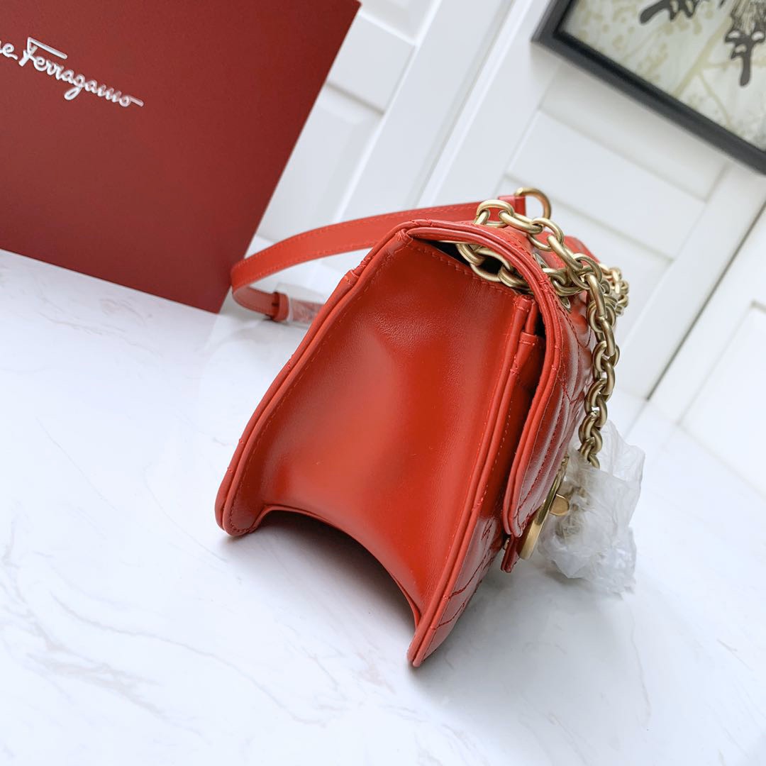 SALVATORE FERRAGAMO 살바토레 페라가모 FW2024 Gancini 퀼팅 가죽 숄더백 11