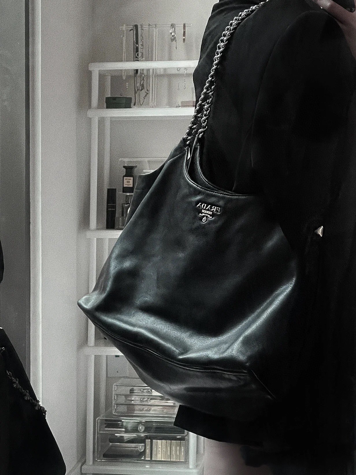 PRADA 프라다 FW2023 클래식 블랙 소가죽 체인 숄더백 1