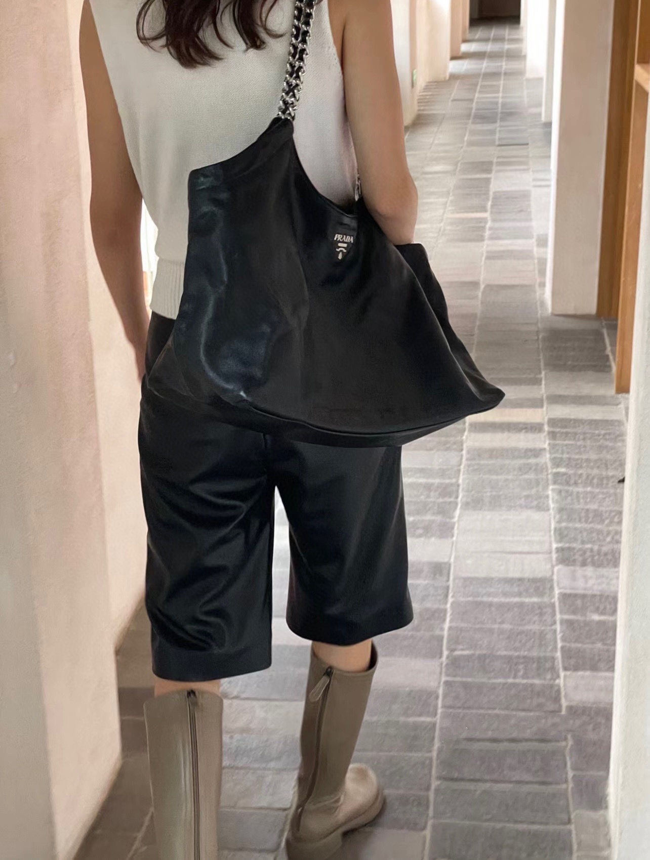 PRADA 프라다 FW2023 클래식 블랙 소가죽 체인 숄더백 2