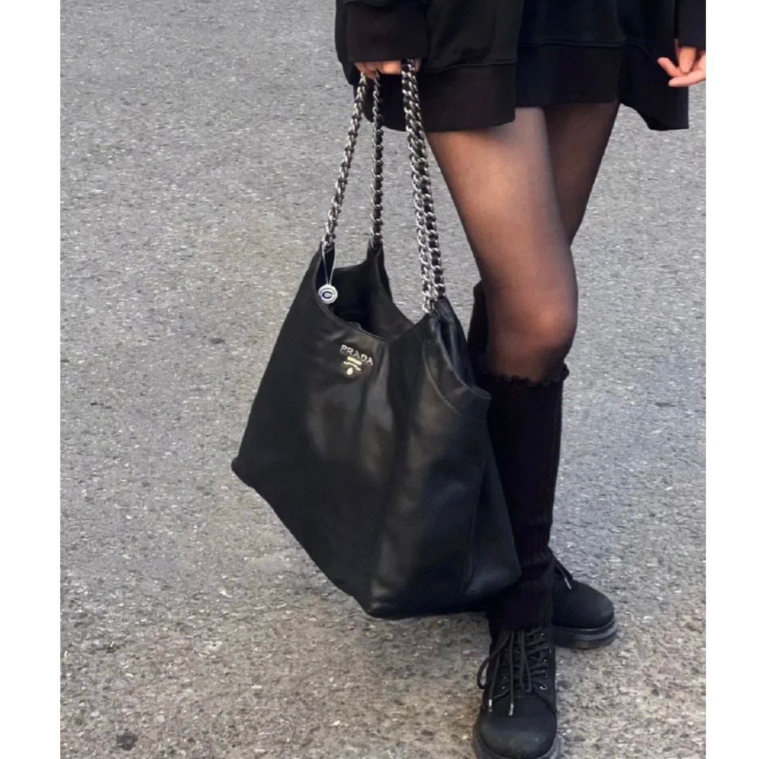PRADA 프라다 FW2023 클래식 블랙 소가죽 체인 숄더백 3
