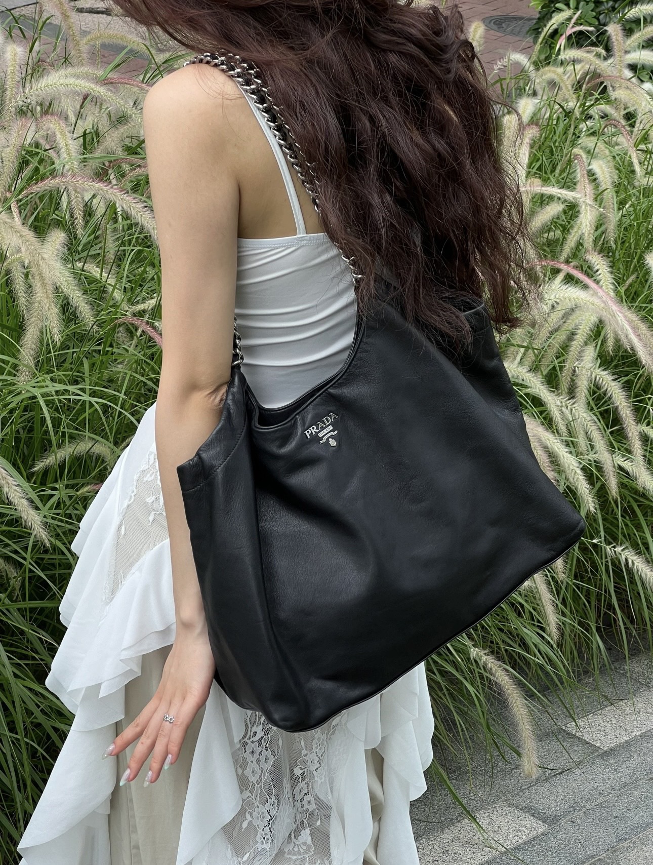 PRADA 프라다 FW2023 클래식 블랙 소가죽 체인 숄더백 4