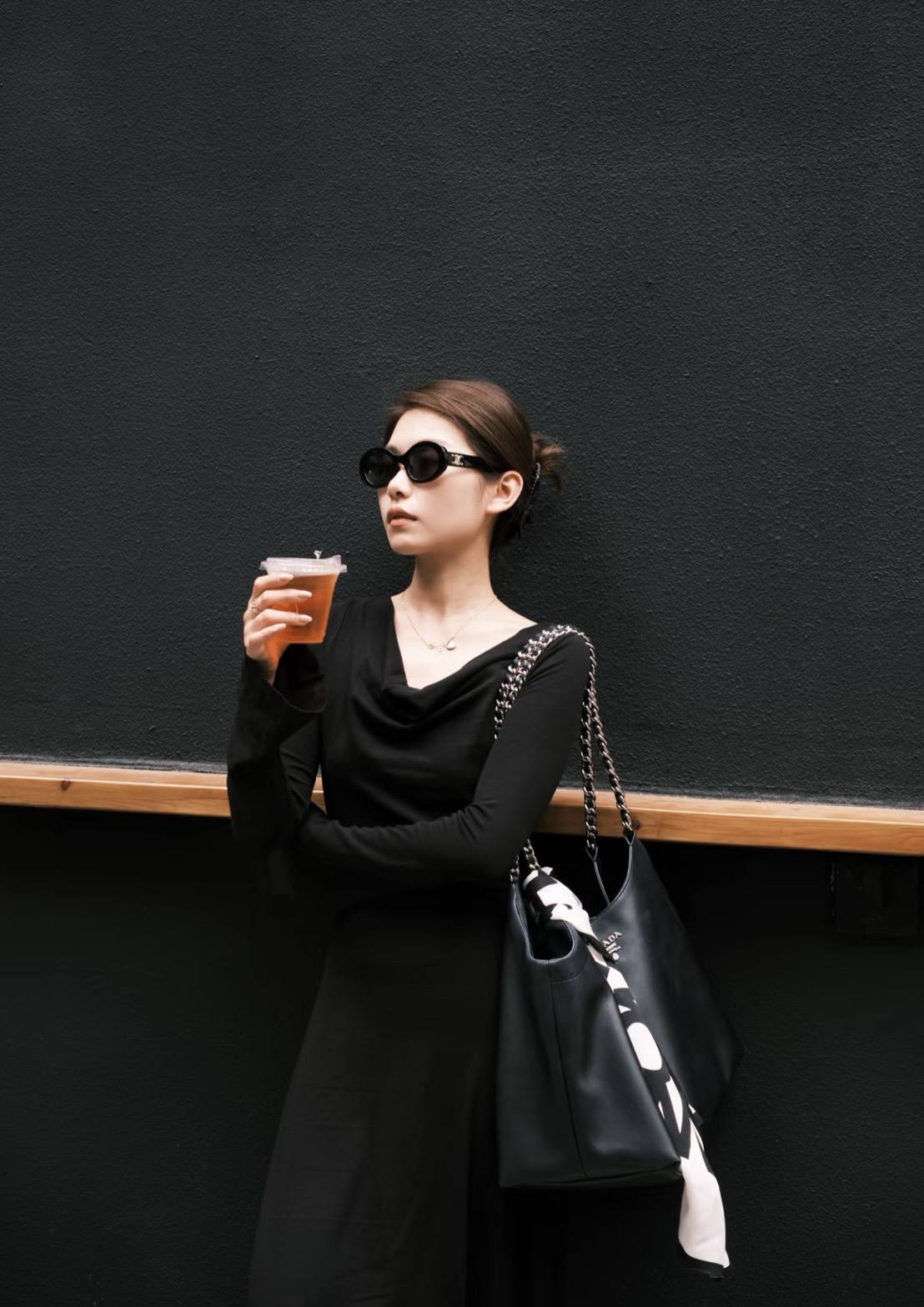 PRADA 프라다 FW2023 클래식 블랙 소가죽 체인 숄더백 5